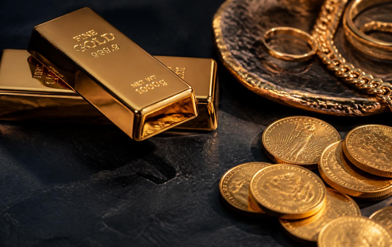 Gouden juwelen en goudstaven op een donkere achtergrond
